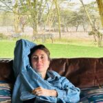 Kareena Kapoor Instagram - What you doin? Nothing…just hanging with my new friends…❤️🤩🦓🇰🇪