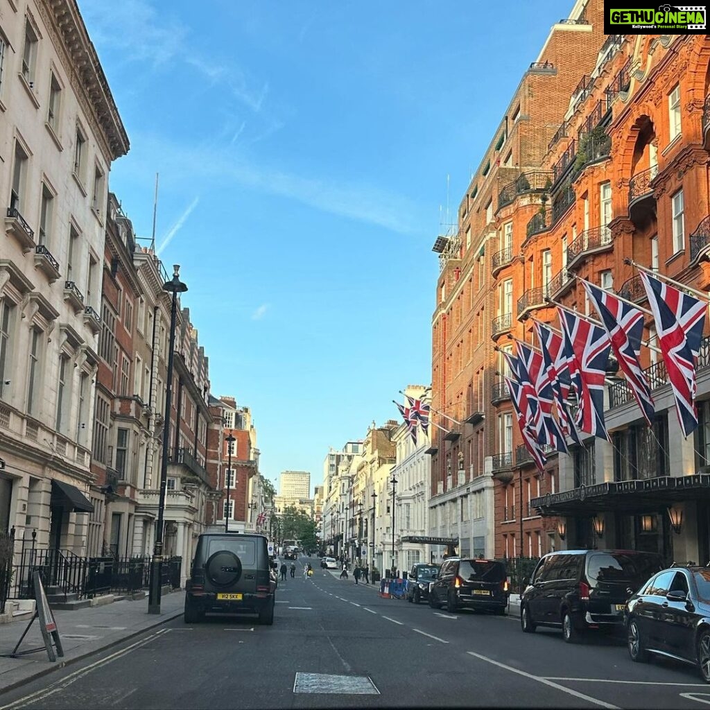 Karishma Kotak Instagram - A minute in London 🇬🇧