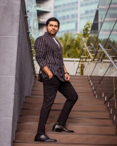 Karthi Instagram - Many thanks to the friends from press and media at Bengaluru for the love and support. 🙏🏽

Much love to the young influencers. ❤️

Naangalum James Bond mathiri pose kuduppomilla😎

#PS2 #PonniyinSelvan2 

Styled by #poornimaramaswamy 

📸 @arunprasath_photography