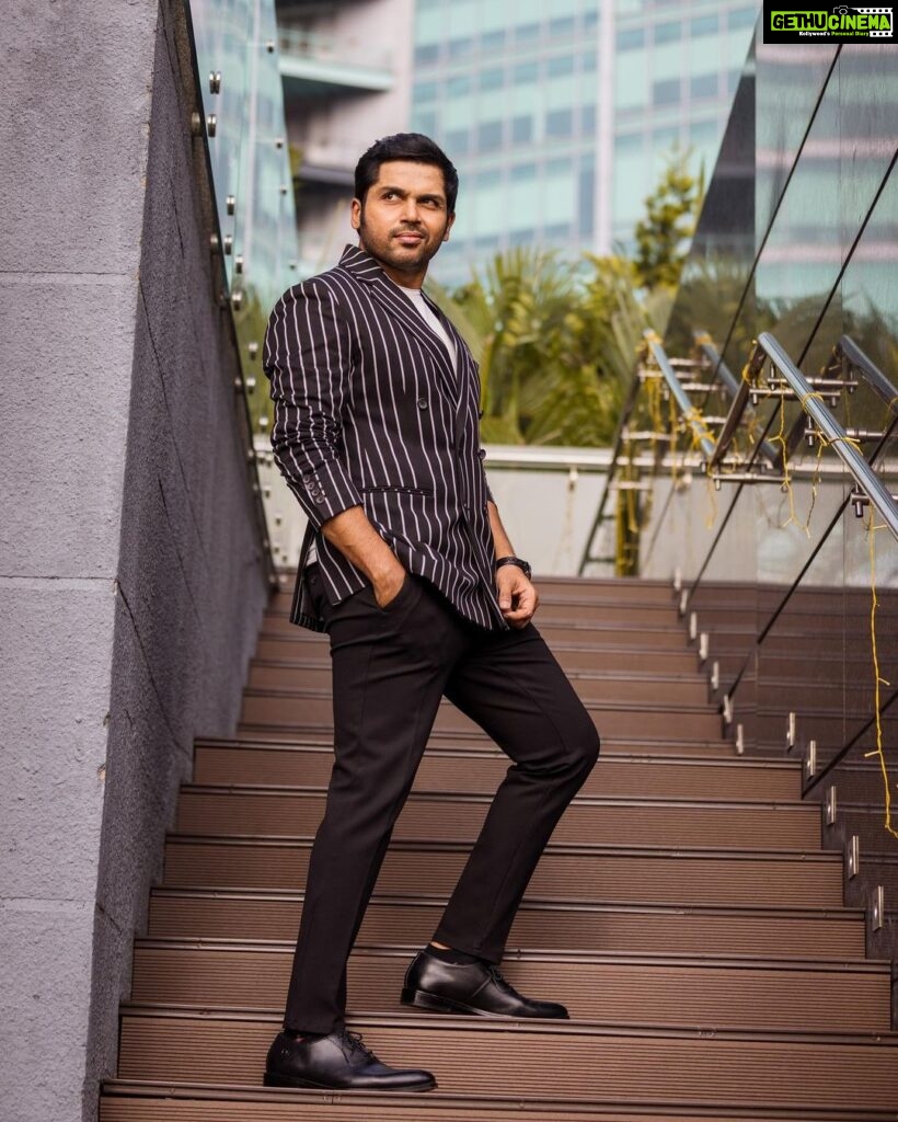 Karthi Instagram - Many thanks to the friends from press and media at Bengaluru for the love and support. 🙏🏽 Much love to the young influencers. ❤ Naangalum James Bond mathiri pose kuduppomilla😎 #PS2 #PonniyinSelvan2 Styled by #poornimaramaswamy 📸 @arunprasath_photography