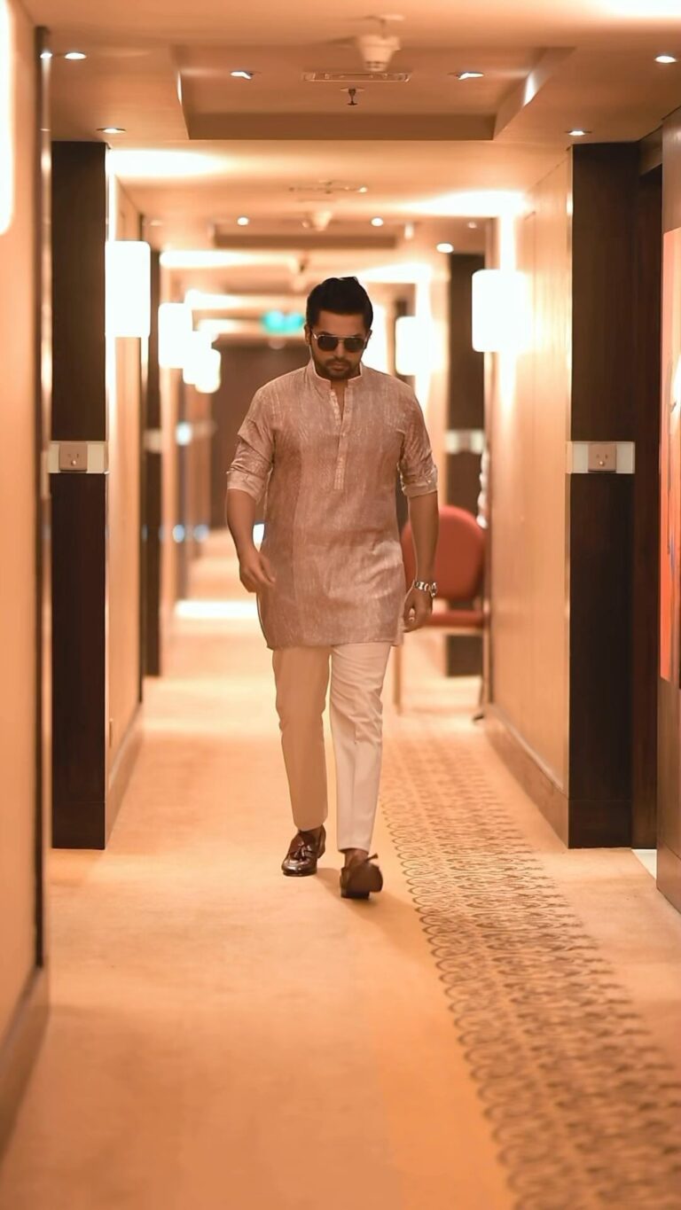 Karthi Instagram - The promotion tour comes to an end. We had a lot of fun traveling together but never expected it would turn out to be emotional too. All set for BIG DAY TOMORROW! #PS2 #PonniyinSelvan2 Styled by #poornimaramaswamy Kurtas by @rohitgandhirahulkhanna 🎥@pranavcsubash_photography Cuts - @abhishek.g_a