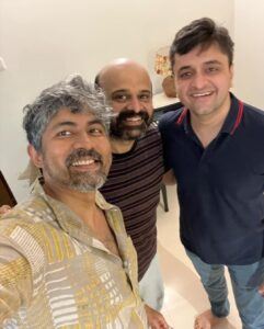 Karthik Kumar Instagram - 2022 wrap! Travelled lots. Aansplaining. Super Senior Heroes. Family. Friends. Evam. ❤️