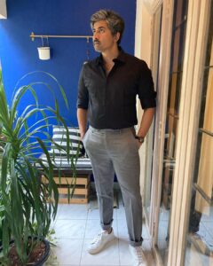 Karthik Kumar Instagram - Dapper ready for 2023 :)
#Aansplaining has a surprise for you for pongal. 
Also touring #Singapore #Salem #pune #mumbai #chennai #bengaluru 
Tickets in bio.