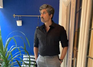 Karthik Kumar Instagram - Dapper ready for 2023 :) #Aansplaining has a surprise for you for pongal. Also touring #Singapore #Salem #pune #mumbai #chennai #bengaluru Tickets in bio.
