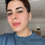 Kirti Kulhari Instagram - #newendings #newbeginnings 🤩💕🔥 Decided to do this a month back and here I am , having done it ❤️ I work in an industry where being a #heroine comes with its own set of restrictions and limitations . Long hair or atleast shoulder length hair 🤪 is an unsaid mandate. Here I am , almost 15 years later, in the industry, #doingmything . I have no time to not do what I want to do… and each time I have done something which is not #thenorm , I have felt empowered and nothing short of it . Here I am , making another such choice and living my life #myway 🙏 Thank u #avni @happyinthehead for always being my #partnerincrime 🤗❤️ only love for u .. P.S - no it’s for not any role. It’s FOR ME.. 🥰