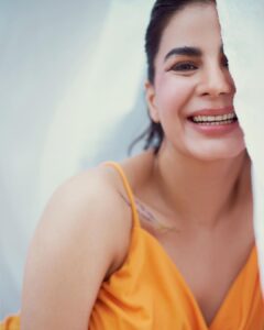 Kirti Kulhari Instagram - What makes you smile??? 😃
#happysunday everyone💛

The Team :-
Styling @radhikamehra 
Assisted by @foram_kubadia 
HMU @nidhiagarwalmua 
📸 @frontrowgypsy