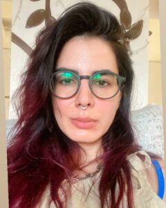 Kirti Kulhari Instagram - GRUMPY PEOPLE BE LIKE - “of course I know how to smile “ 🤪😂🤭
#happy2023 peoples ❤️
Be less grumpy … be more happy 🥂