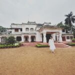 Kirti Kulhari Instagram – A place I have wanted to visit for a long time now .. finally m here .. ❤️
#shantiniketan 🙏 
@imitrayan 🤗
Thank u @calmseykaam for making it a memorable one 🥰🫶
@amoli_shantiniketan a lovely cafe to explore ❤️ Santiniketan