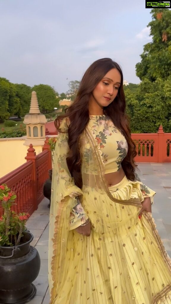 Krissann Barretto Instagram - Grateful for everything I am Grateful for all of you Grateful for the kind hairstylist who made this video #reels #instagram #instagood #outfit #ootd #reelsinstagram #jaipur #india #beautiful #beauty #palace #yellow