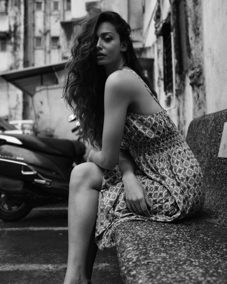 Madhurima Roy Instagram - Whatever will be, will be 🌬 .. Found this @vink.photography Algorithm taking me back to monsoons, precisely a couple of years back ☔️