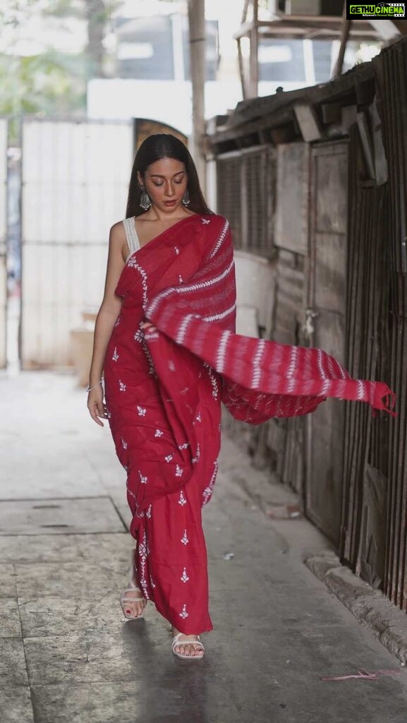 Madhurima Roy Instagram - Laal rung ❤️ In collaboration with @forsarees Captured by @the_little_lens .. #sareereels #redsareereels #indiansarees #trendingsareereels #instasaree #indianwearreels #traditionalwear #ᴛʀᴇɴᴅɪɴɢʀᴇᴇʟs
