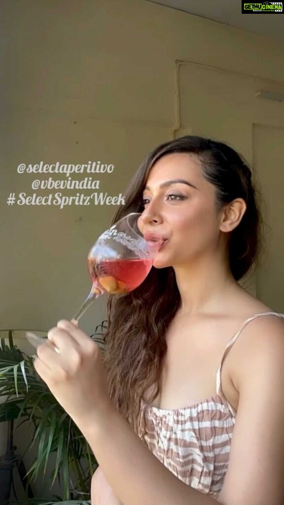 Madhurima Roy Instagram - Select spritz, is always a good idea 🍷🫒⛱🌻 .. In collaboration with @selectaperitivo @vbevindia #selectspritzweek