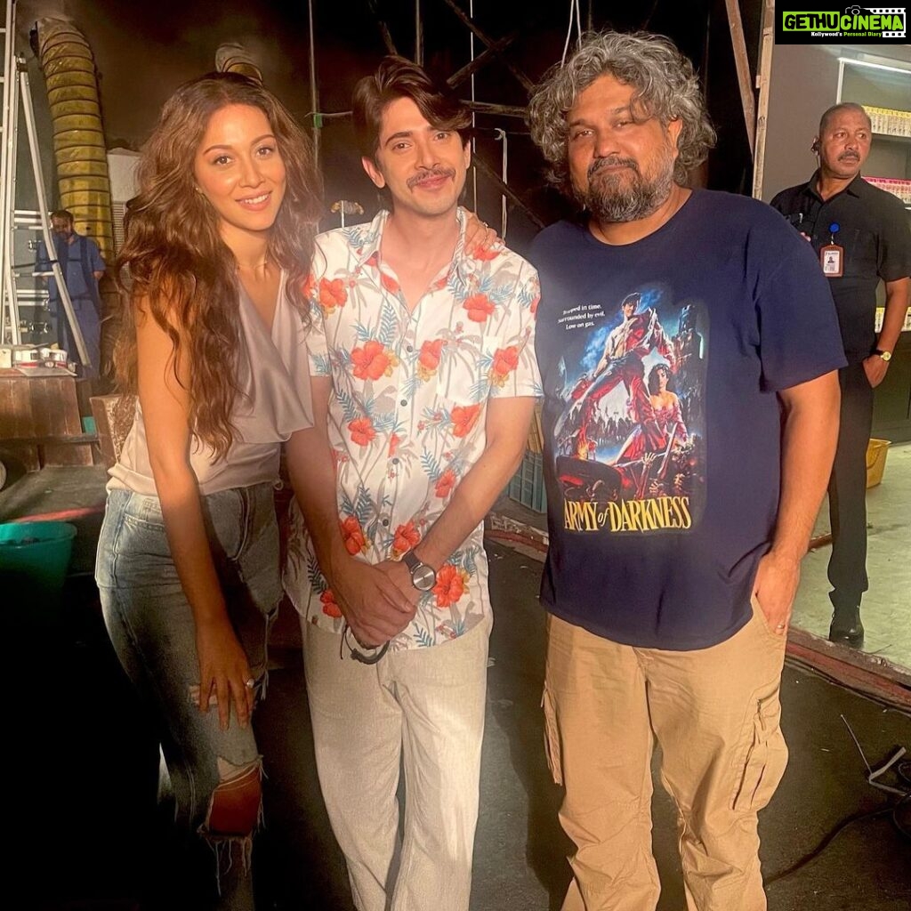 Madhurima Roy Instagram - Only the best day yesterday💙 .. Long hours of shoot, gushing in the madness of a set but always worth it working with the most charming @vasanbala @kartikaaryan Grateful, to say the least 💫🥰 .. New work coming 🔜 Mehboob Studio, Bandra, Mumbai