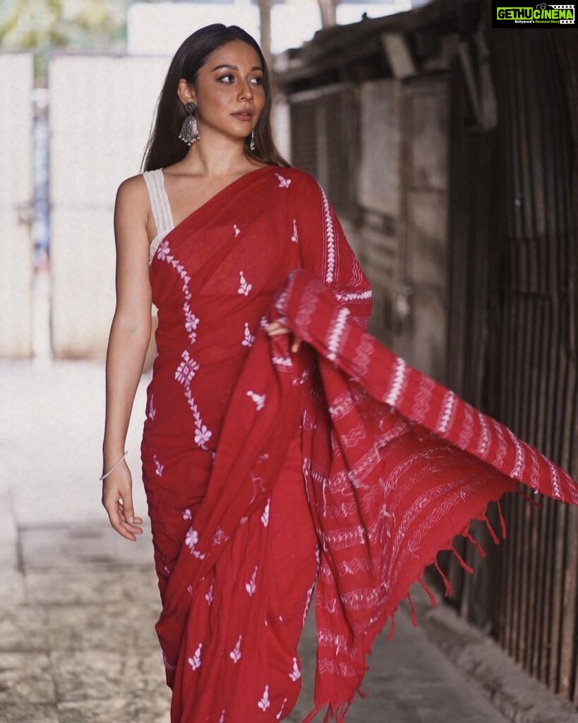 Madhurima Roy Instagram - Scouser, saree edition 🔴✨ iykyk x Wearing @forsarees Captured by @the_little_lens .. #sareephotoshoot #indianwear #traditionalwear #redsaree #desiwear #portraitshoot