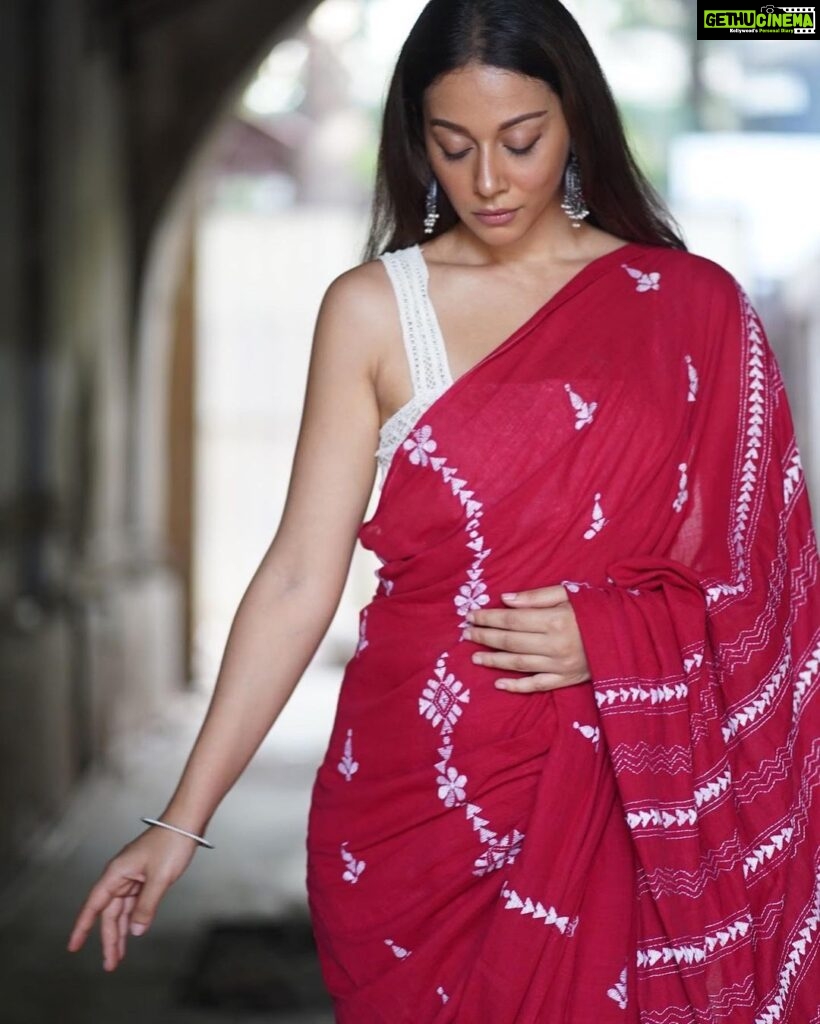 Madhurima Roy Instagram - Scouser, saree edition 🔴✨ iykyk x Wearing @forsarees Captured by @the_little_lens .. #sareephotoshoot #indianwear #traditionalwear #redsaree #desiwear #portraitshoot
