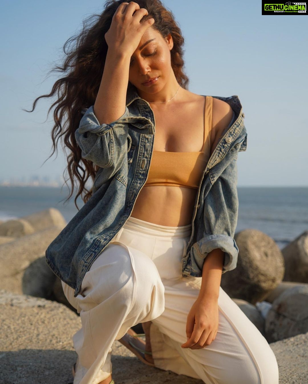 Madhurima Roy Instagram - “What it really means to live life golden, yeah we golden, baby girl we golden” 💫 .. Top time shooting with you @the_little_lens More collaborations coming soon ! .. #photoshoot #golden #waves #aunaturale #denim