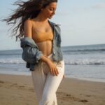 Madhurima Roy Instagram - “What it really means to live life golden, yeah we golden, baby girl we golden” 💫 .. Top time shooting with you @the_little_lens More collaborations coming soon ! .. #photoshoot #golden #waves #aunaturale #denim