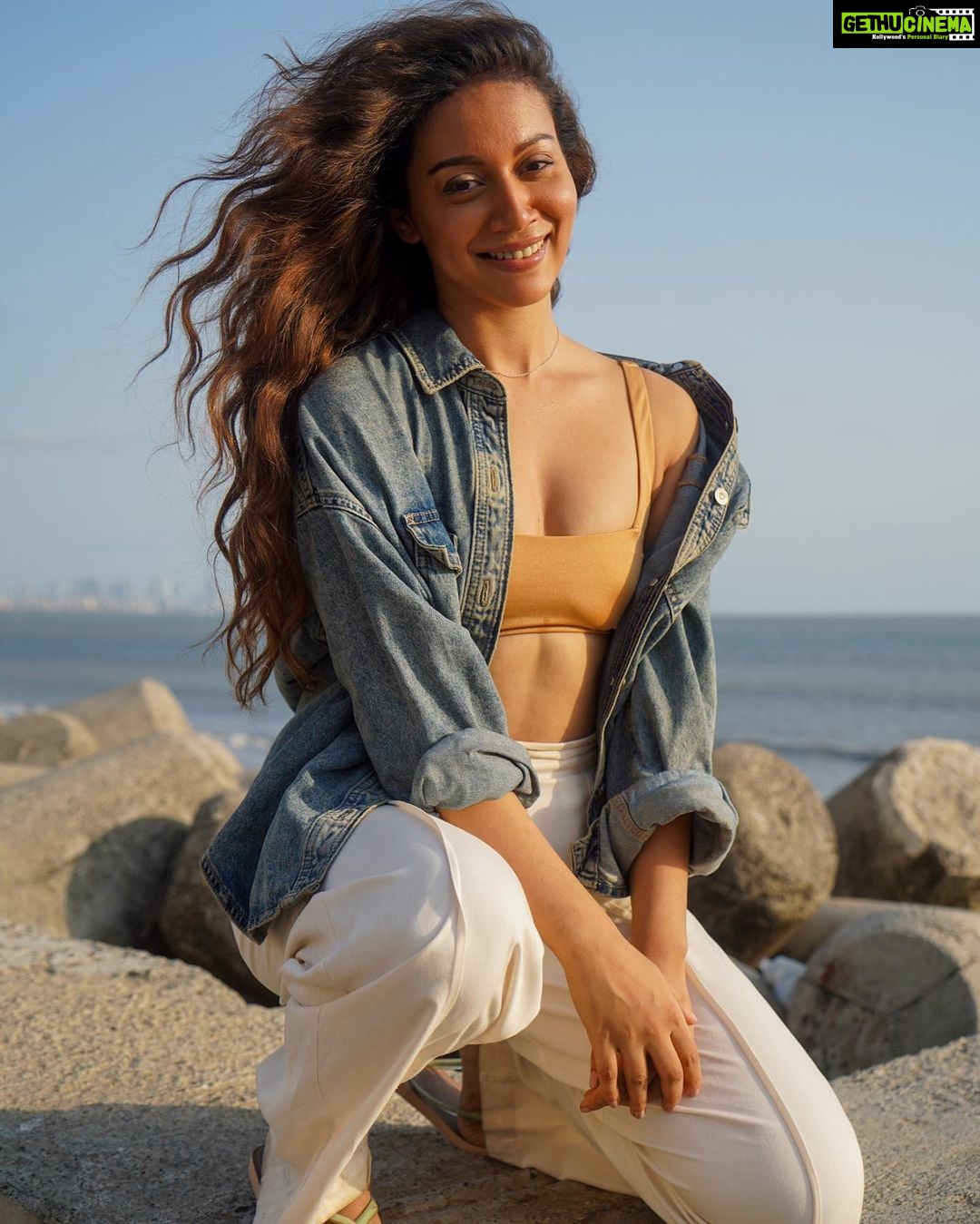 Madhurima Roy Instagram - “What it really means to live life golden, yeah we golden, baby girl we golden” 💫 .. Top time shooting with you @the_little_lens More collaborations coming soon ! .. #photoshoot #golden #waves #aunaturale #denim
