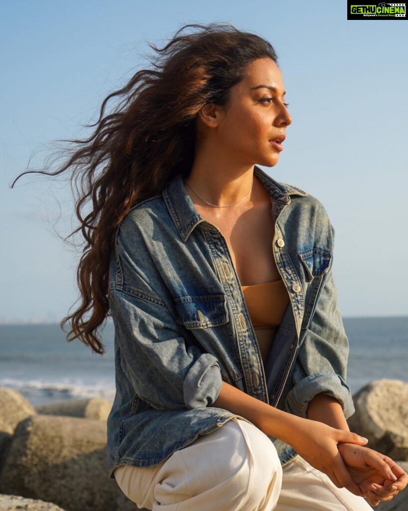 Madhurima Roy Instagram - “What it really means to live life golden, yeah we golden, baby girl we golden” 💫 .. Top time shooting with you @the_little_lens More collaborations coming soon ! .. #photoshoot #golden #waves #aunaturale #denim