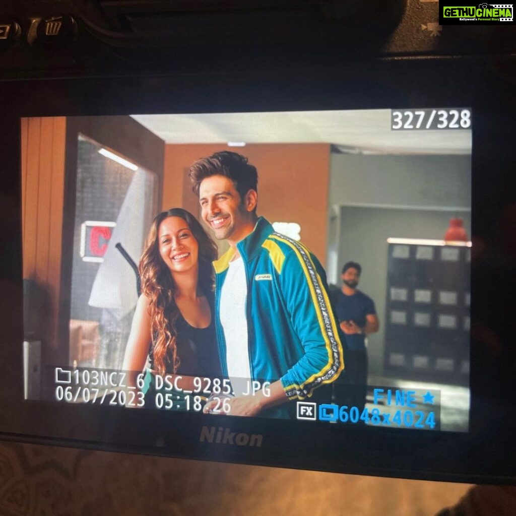 Madhurima Roy Instagram - Only the best day yesterday💙 .. Long hours of shoot, gushing in the madness of a set but always worth it working with the most charming @vasanbala @kartikaaryan Grateful, to say the least 💫🥰 .. New work coming 🔜 Mehboob Studio, Bandra, Mumbai