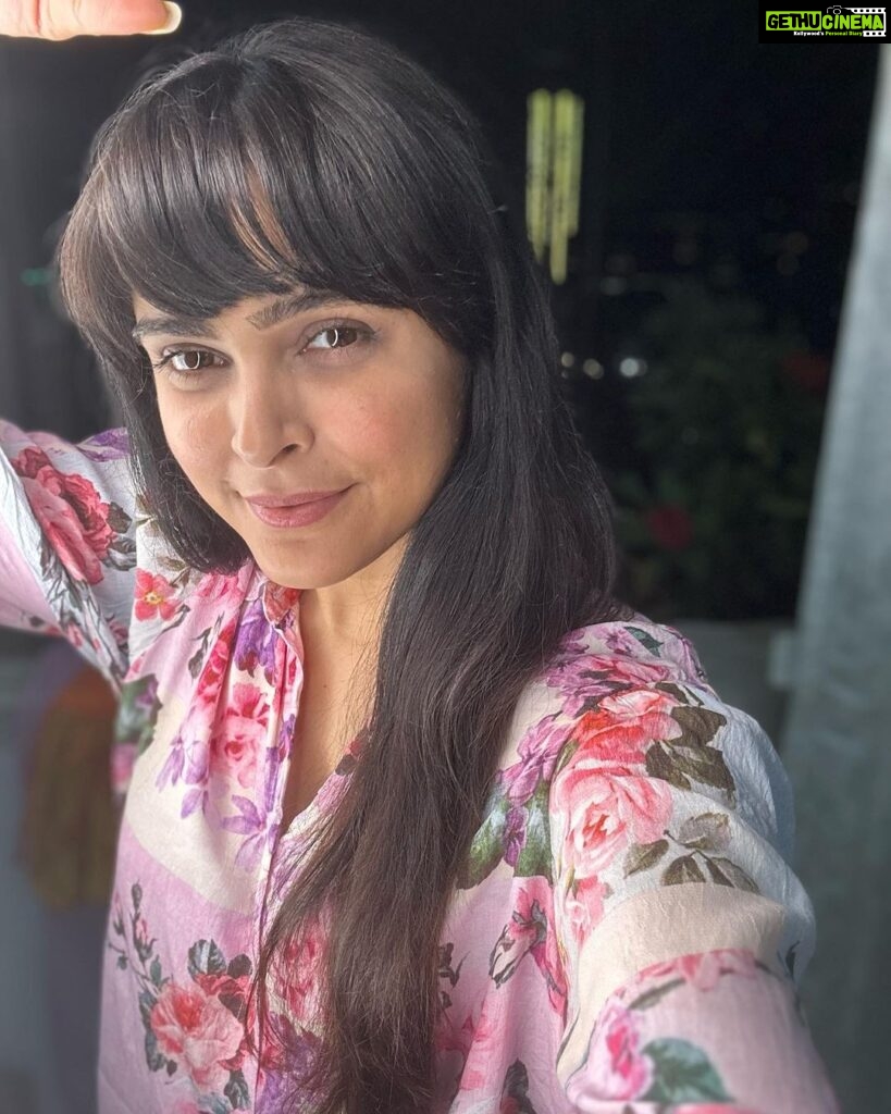 Madhurima Tuli Instagram - Love me like you do, How do you do..? What do think of my hairdo ? 💁🏻‍♀️♥️ #hairstyle #bangs #change #loveit