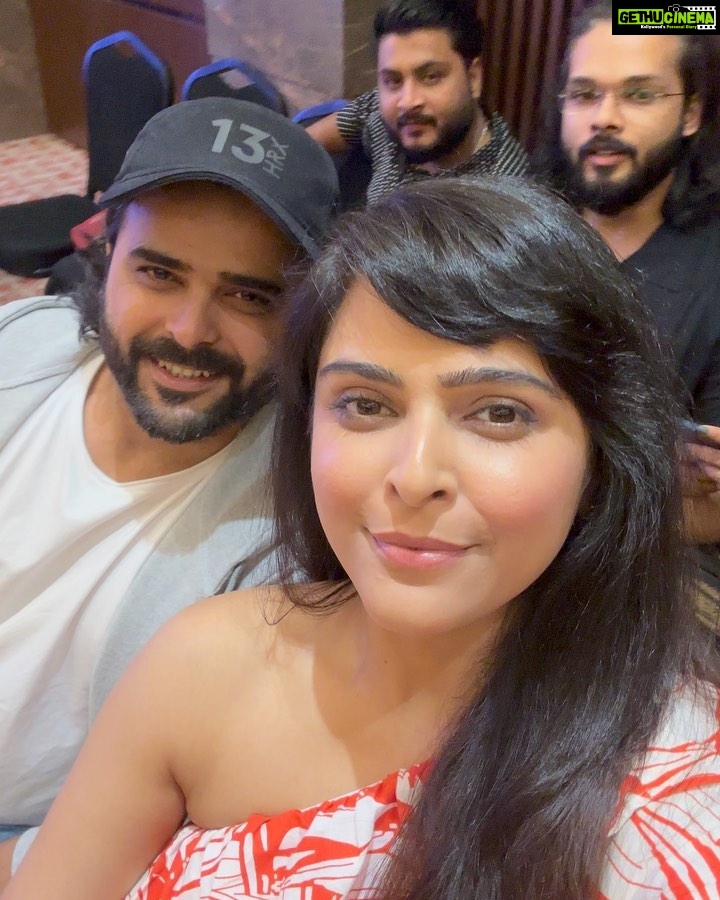 Madhurima Tuli Instagram - And the anniversary was funtastic 🥳♥️ Lots of love to you both!! God Bless you @swatisinha2309 @rewati.7100 ♥️♥️