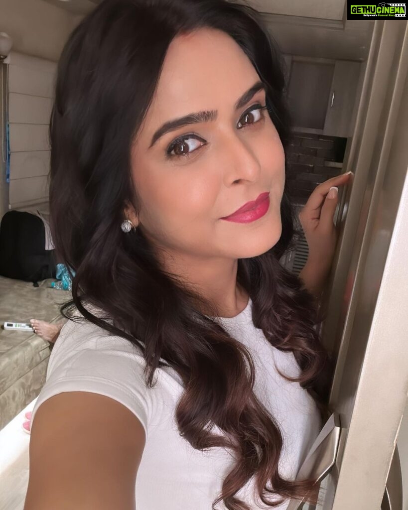 Madhurima Tuli Instagram - 🦄💖 Ps - Suggest me a song for a reel 🫶🏼💖 #morning #selfie #love #live #laugh #goodvibes