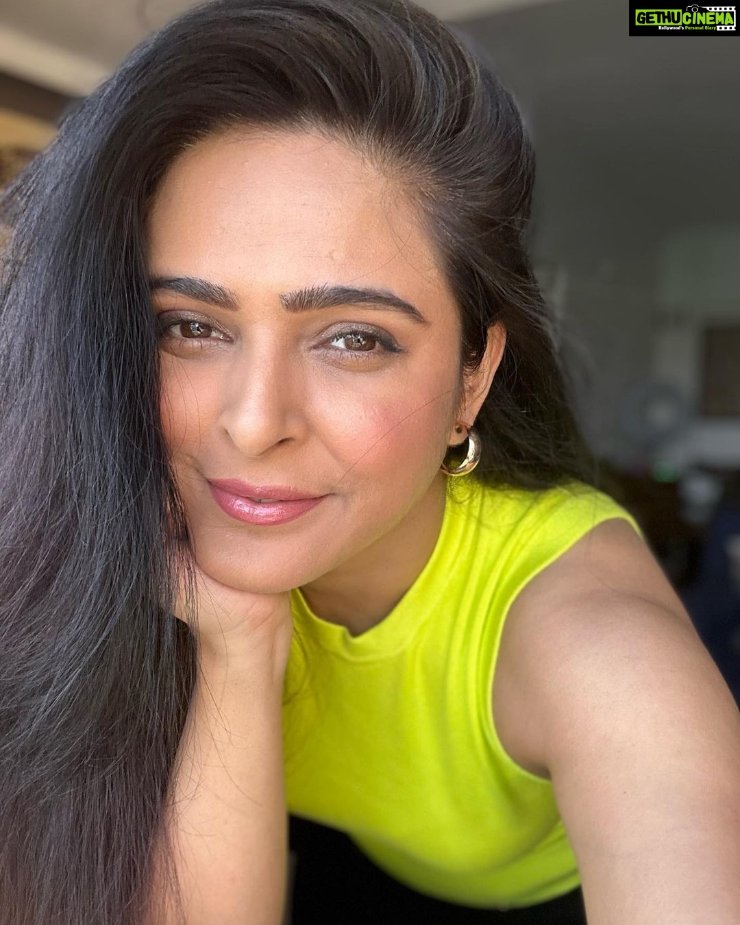 Madhurima Tuli Instagram - Selfiessssss 🌞💛