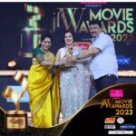 Madhushree Instagram - Thank you #jfw for best female playback singer awards for Mallipoo song . Honoured to got this from the #legengary #singer #sujathamohan ji #mallipoo #vtv #arrahman #tamil #songs #silambarasan #gautammenon #thinkmusic #mallipoomadhushree #mallipoolove #drisharikganesh #mallipoodance #jfwmovieawards2023