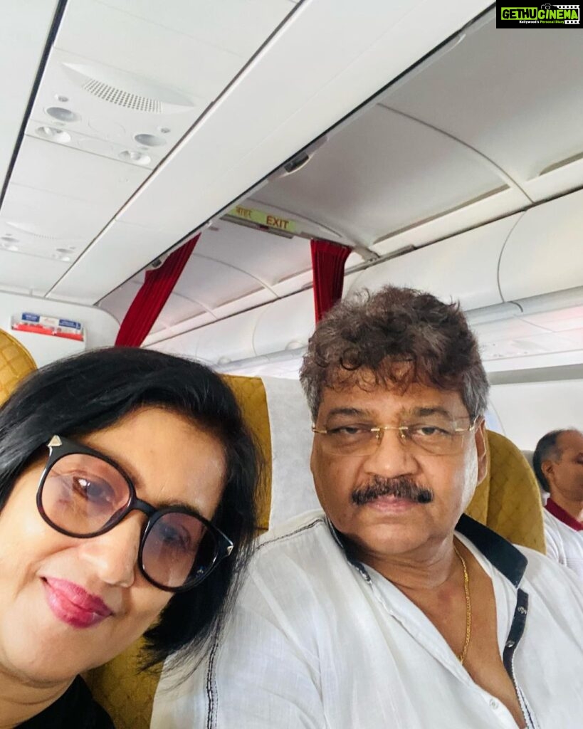 Madhushree Instagram - Look to whom I met in the flight .. the great #indian #cricketer #ravishastri , such a humble person . Met #harshbhogle , the great #cricket #comantator #robbybadal #cricket #chennai #ipl #iplchennai #sports #teamindia #indian #indiancricket #cricketer