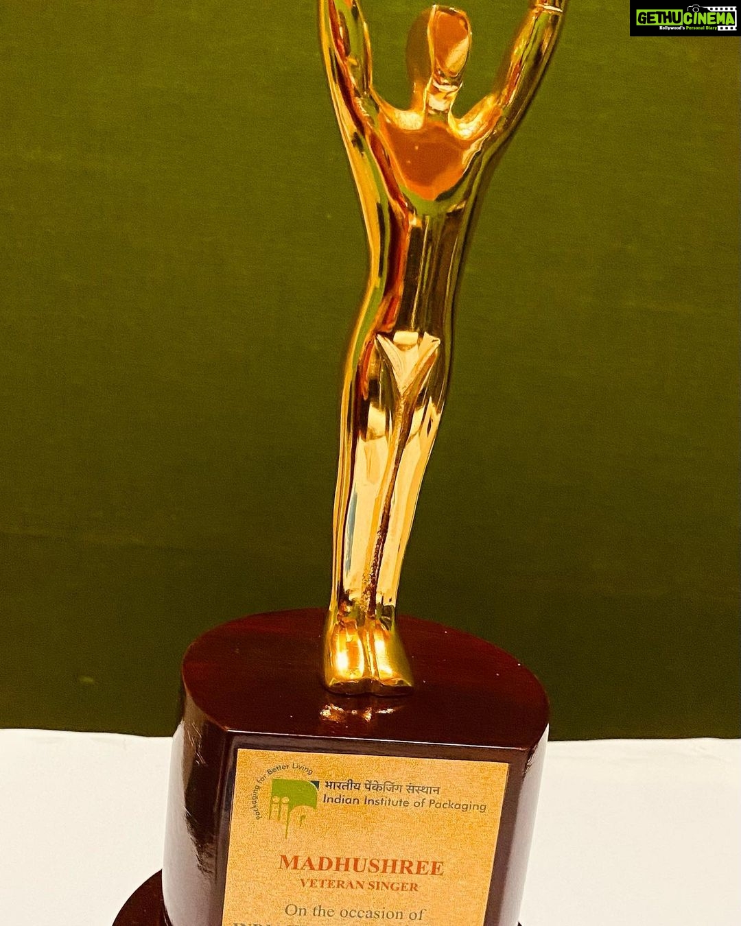Madhushree Instagram - It’s very special awards . Everything is Packaging today , so happy to got this #indiastar &#pacmachine #awards 2022 #vetaransinger awards. Thanks to #iip #indianinstituteofpackaging #music #song #mallipoo #sojazara #vtk #bahubali2 #rkmishra #shantipriya #anushaiyer #murdermistery #avinashvishwajeet