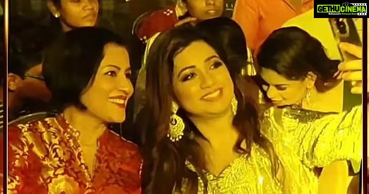 Madhushree Instagram - Enjoying the moment Few photos of #behindwoodsgoldicons awards . #shreyaghoshal #behindwoodsgoldicons #behindwoods #arrahman #silambarasan_str #alluarjun