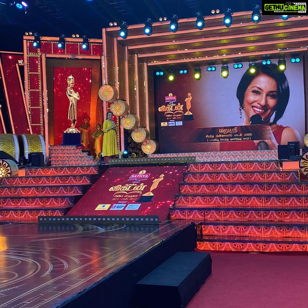 Madhushree Instagram - Thanks to #anandavikatanawards for #bestfemaleplaybacksinger of #mallipoo #song #vtk #arrahman #silambarasan #gautammenon #thinkmusic #drisharikganesh #siddhiidnani #singer #music