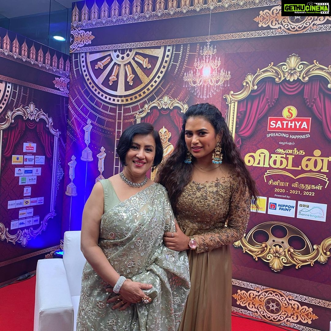Madhushree Instagram - Thanks to #anandavikatanawards for #bestfemaleplaybacksinger of #mallipoo #song #vtk #arrahman #silambarasan #gautammenon #thinkmusic #drisharikganesh #siddhiidnani #singer #music