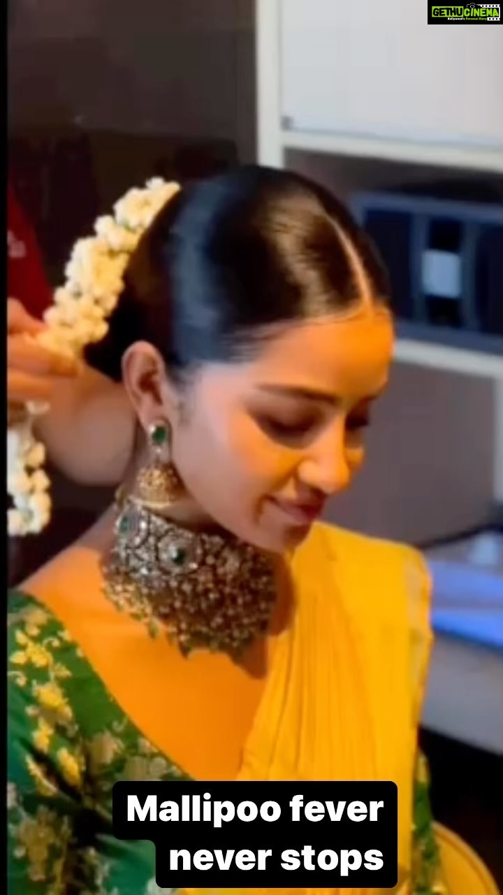 Madhushree Instagram - #mallipoo fever never stops .. #anupamaparameswaran #vtk #velsuniversity #arrahman #silambarasan #gautammenon #thamarailyrics #siddhiadnani #music #tamilsongs #tamil #songs #singer #voice #artist #dancers #maliipoo #pamba #instagood #instamood
