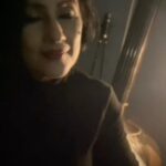 Madhushree Instagram - Some songs u can sing continuously #aapkinazonnesamjha #madanmohan #latamangeshkar #dharmendra #maladinha #anpadh #rajamehendialikhan #music #retromusic #singer #singing #filmisongs #guitar #lyrics #musician