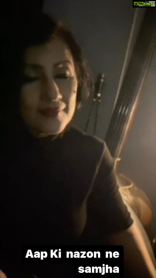 Madhushree Instagram - Some songs u can sing continuously #aapkinazonnesamjha #madanmohan #latamangeshkar #dharmendra #maladinha #anpadh #rajamehendialikhan #music #retromusic #singer #singing #filmisongs #guitar #lyrics #musician