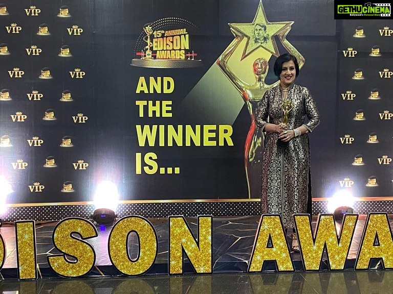 Madhushree Instagram - #mallipoo and it’s first #award #adisonawards #arrahman #thamarailyrics #silambarasan #siddhiadnani #vtk #velsuniversity #gautammenon #thinkmusic #selvakumar #drisharikganesh #music #voice #artist #love #singer #dance