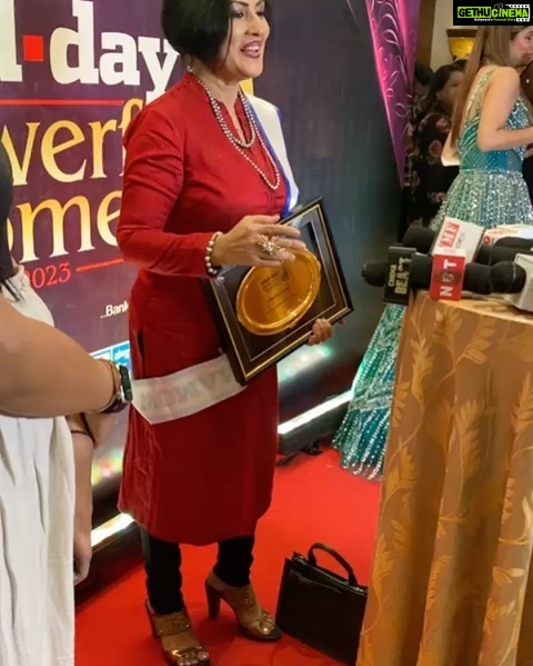 Madhushree Instagram - #iconicvoice of the year . #middaypowerfulwomenawards2023 #amrutafadnavis #amrutafadnavisfanclub #wardhanadiadwala #wardakhannadiadwala #women #awards #iconic #voice #power #powerful #iconicvoice #musician #music #singer #singing #song #songwriter #playbacksinger #mallipoo