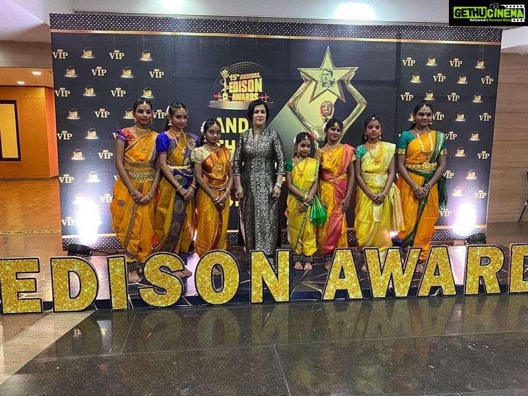 Madhushree Instagram - #mallipoo and it’s first #award #adisonawards #arrahman #thamarailyrics #silambarasan #siddhiadnani #vtk #velsuniversity #gautammenon #thinkmusic #selvakumar #drisharikganesh #music #voice #artist #love #singer #dance