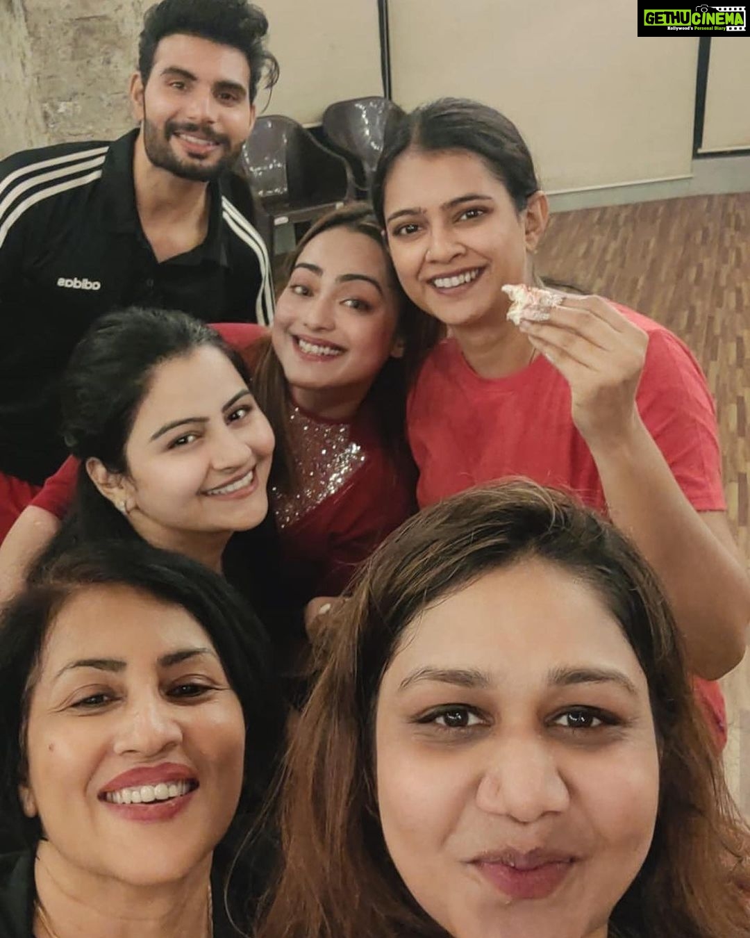 Madhushree Instagram - Enjoying #christmaseve with #dance #choriographer #avnigada #fun #dancing #avnigada beautiful Trisha , Chesta Ramansing #music #singing #dancing #singer #newyear #sykzgym