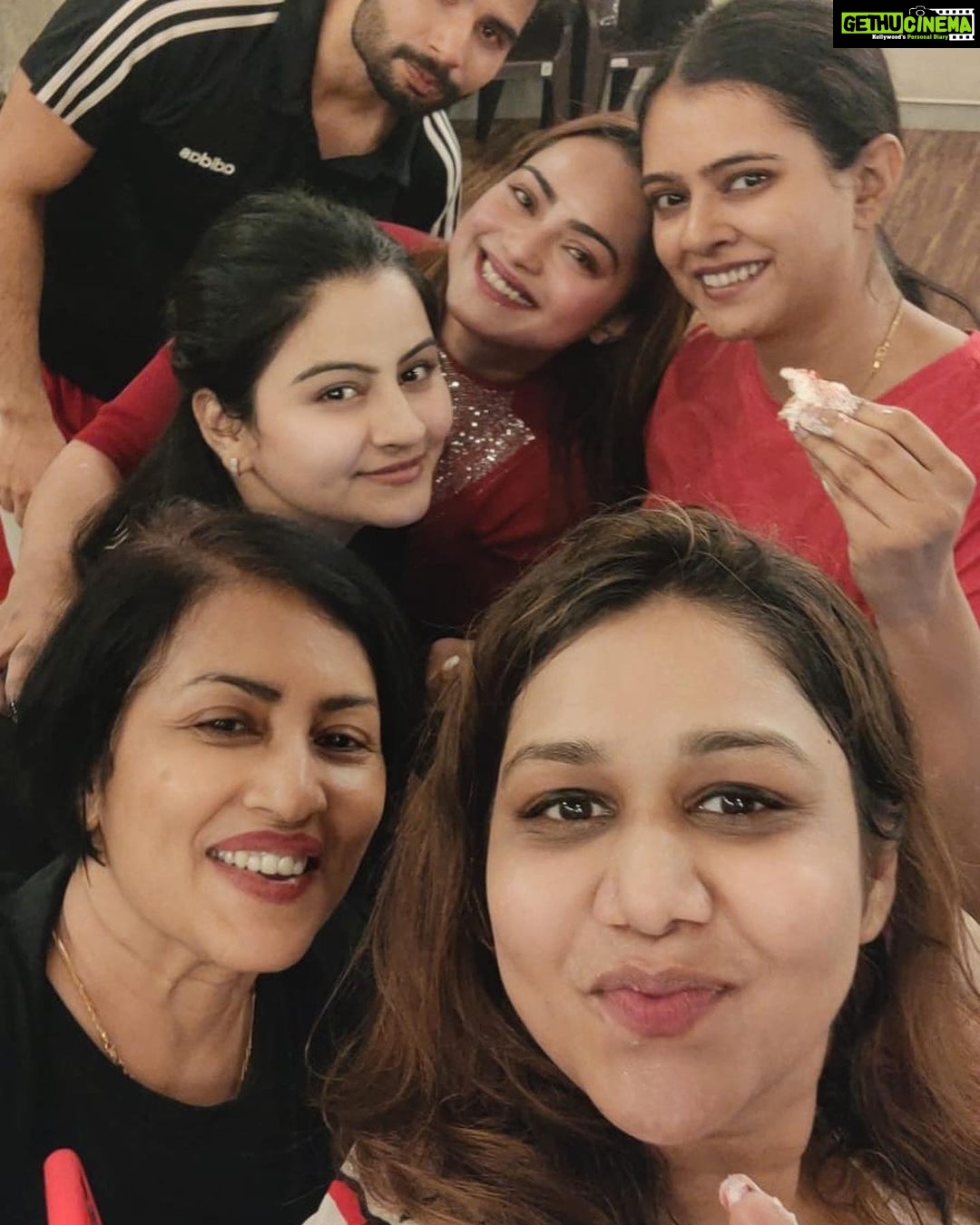 Madhushree Instagram - Enjoying #christmaseve with #dance #choriographer #avnigada #fun #dancing #avnigada beautiful Trisha , Chesta Ramansing #music #singing #dancing #singer #newyear #sykzgym