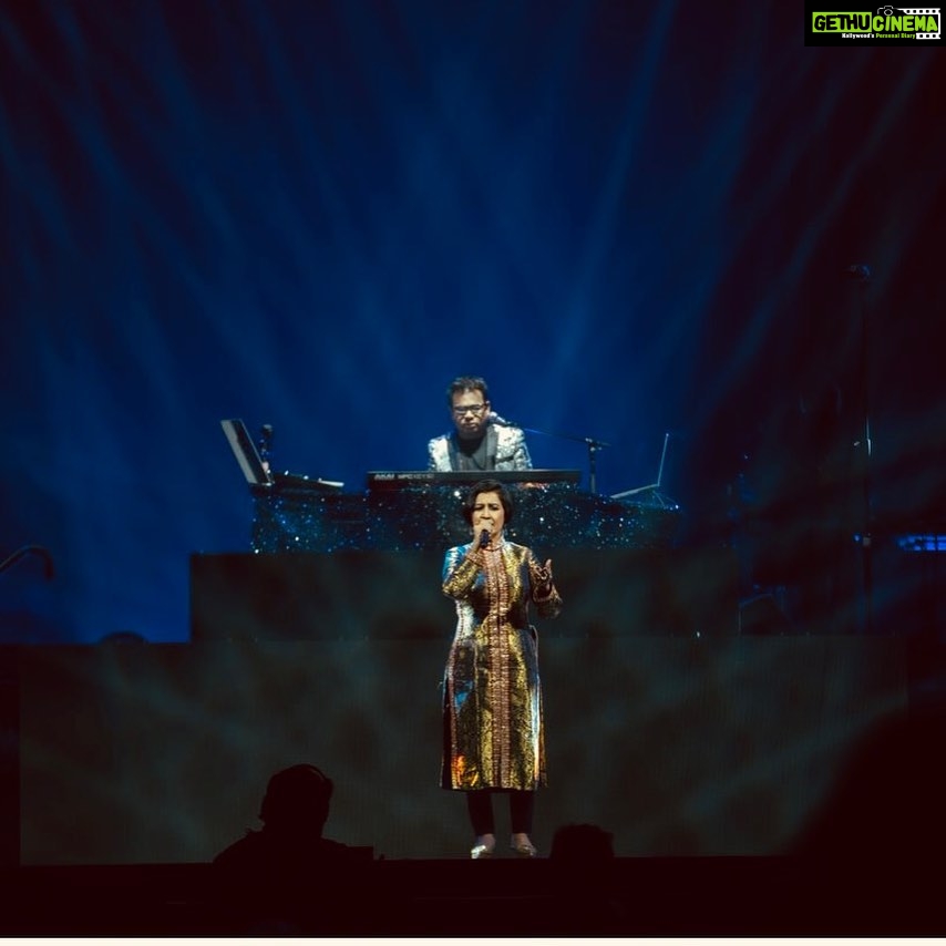 Madhushree Instagram - Some pics of #arrahman show .. #music #song #singer #singing #voice #performer #performance #art #artist