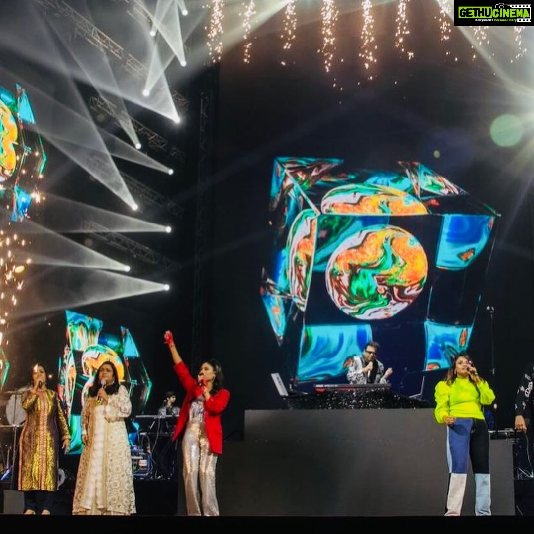 Madhushree Instagram - Some pics of #arrahman show .. #music #song #singer #singing #voice #performer #performance #art #artist
