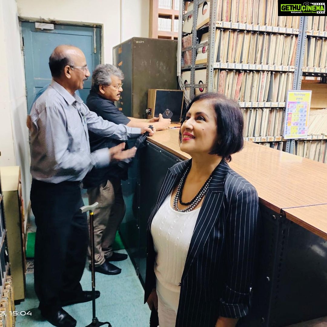 Madhushree Instagram - Today It was a wonderful interaction with #kamalji great environment #vividbharati #akashvaani #mumbai #kamalsharma #zubairkhan #stationdirector #renuchaturvedi
