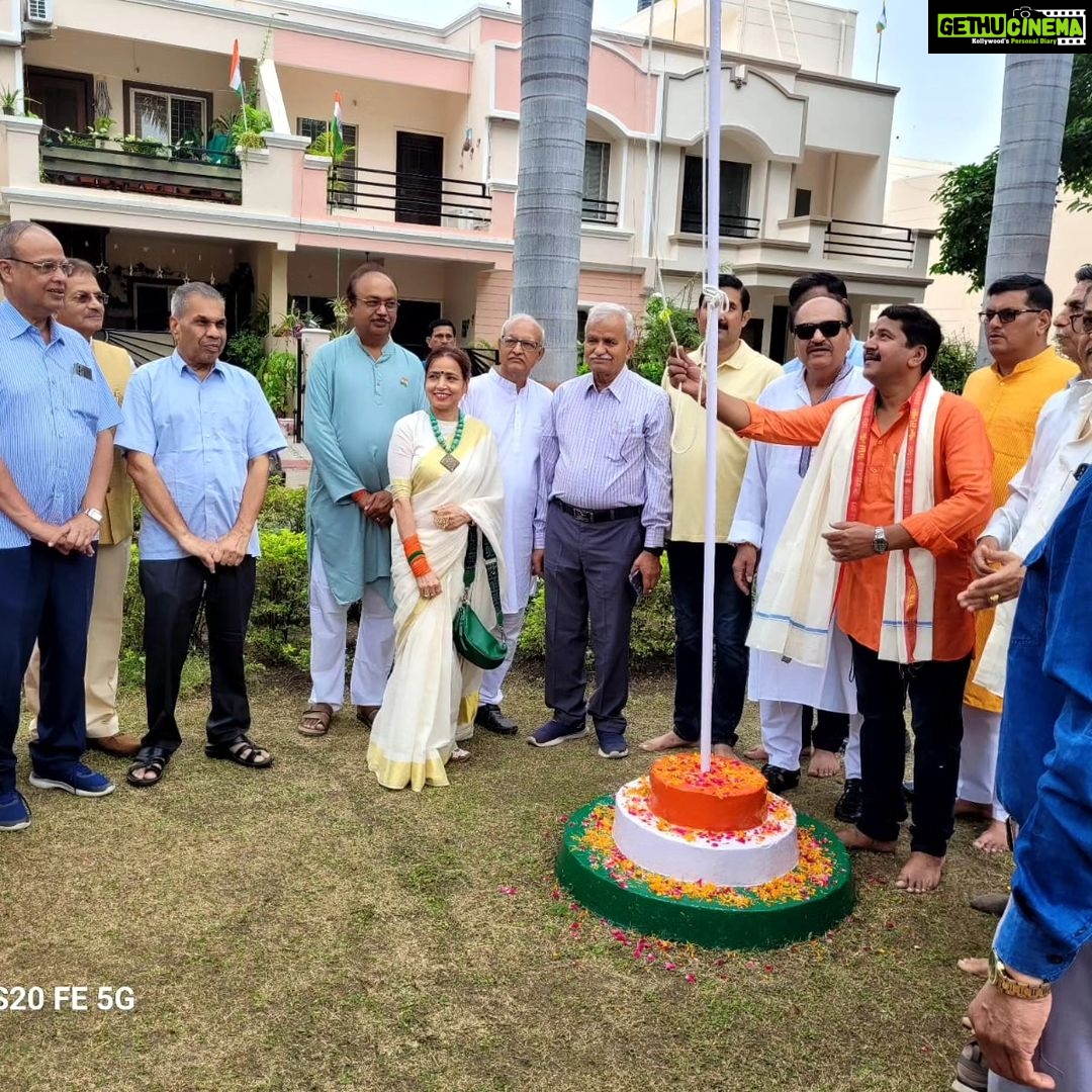 Madirakshi Mundle Instagram - I grew up watching mom effortlessly take up and fulfill household responsibilities and making decisions that supported me all the way. Proud daughter moment to see her being entrusted with a responsibility towards the care of a wider community . JAI HIND Happy Independence Day everyone Meri super pyari Adhyaksh sahibaa, muaaaaaaah iloveeeeeu 💋 #prouddaughtermoment ❤️ 💖 💕 💓 💙 #womenpower
