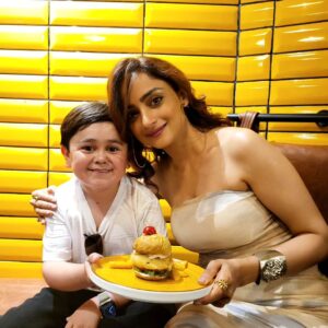 Madirakshi Mundle Instagram - Loved ! the Burgiir. Wish you a hit restaurant and lots of Burgiirs Super cutest @abdu_rozik @burgiir_official #swagatnhikarogehumara