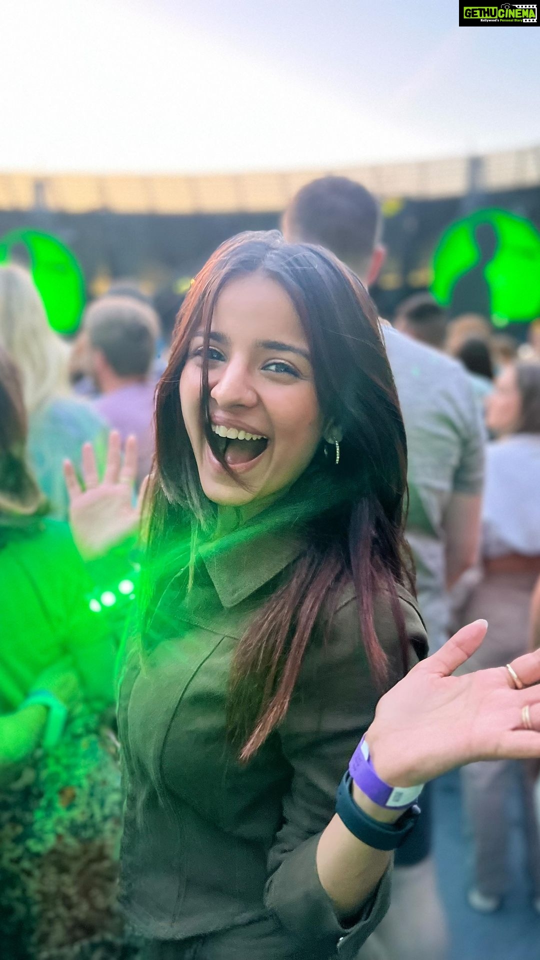 Mahima Makwana Instagram - Probably one of the most surreal sights that I have witnessed so far. Video dump of my first concert ever, and it’s COLDPLAY you guys. It was magical, amazing and all things best. I am a fan now. ✨🥲 Coldplay was all heart. ♥️ Comment down your favourite Coldplay track. Etihad Stadium