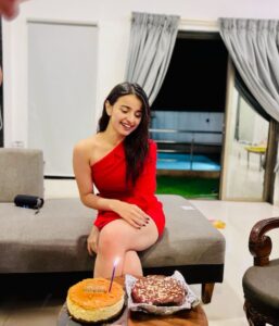 Mahima Makwana Instagram - thankyou for all your love and lovely wishes. ♥️✨

#24