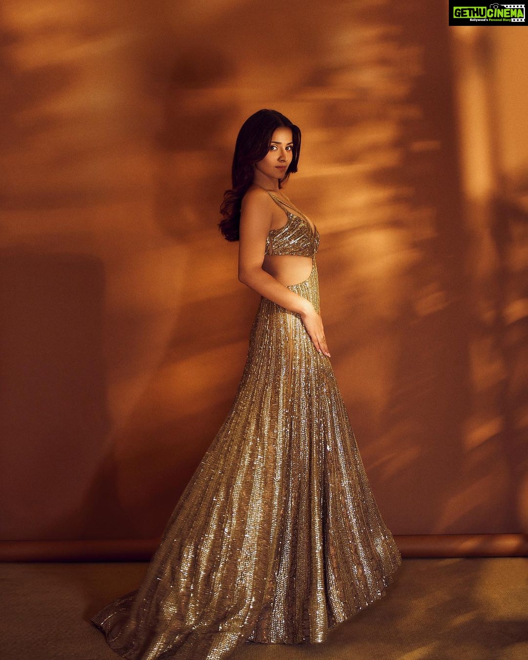 Mahima Makwana Instagram - For @iifa #iifaawards2023 Wearing - @nikhitatandon Accessories- @milsilaccessories Heels - @sana.k.official Styled by - @krishi1606 HMU - @sakbagasramua Photographer- @rohnpingalay W Abu Dhabi – Yas Island